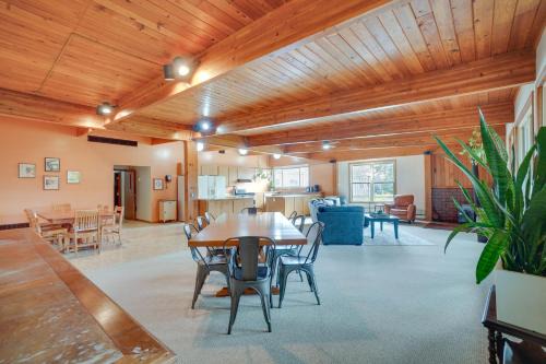 Grand Rural Wisconsin Retreat: Full Indoor Gym