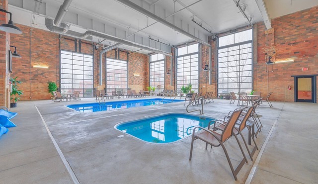 Ground Floor Getaway- Year round indoor/outdoor pool close to town and beach!