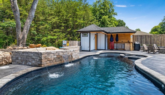 H2Oasis: Private Heated Outdoor Swimming Pool and Mountain Views
