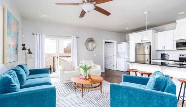 H4/H6 Spacious & Urban Modern Condo - 2 units!