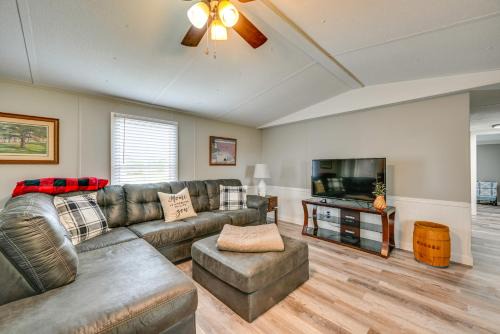 < Half-Mi to Mammoth Cave! Family Home w/Yard