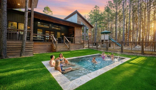 Heated Pool, Hot Tub, Fire Pit, Outdoor TV Lounge, Cozy Cabin Retreat!