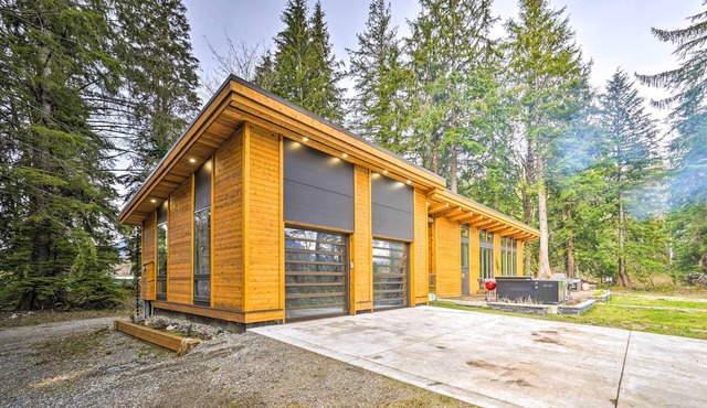 Heated Swim Spa! 15-acre Cabin on Skykomish River