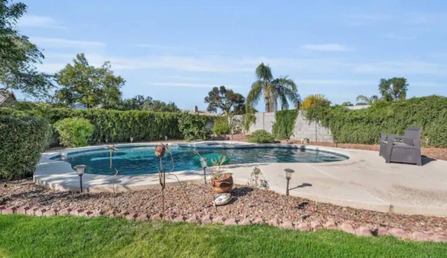 Hiker's Dream: 4-Bed House with Pool near Mountain