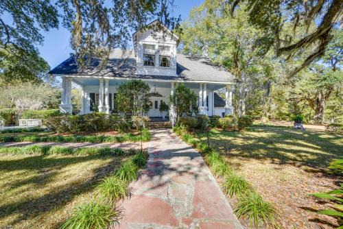 Historic 5,400-Sq-Ft Woodville Estate w/Pool