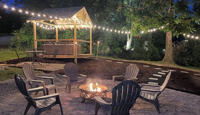 Historic Craftsman Hot Tub Walk to Wineries Katy Trail Sleeps 8