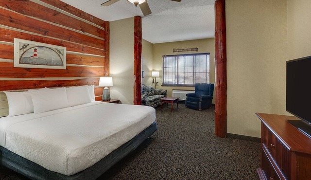 Historic District w/Shops and dining | 2.5 mi to Village of East Davenport
