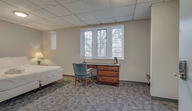 Historic Dorm Room in Music Row!