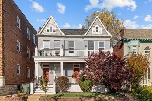 Historic St Louis Retreat Two Levels Sleeps 12