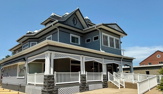 HISTORICAL & CHARMING RETREAT: 5-bedroom home ready for your stay!