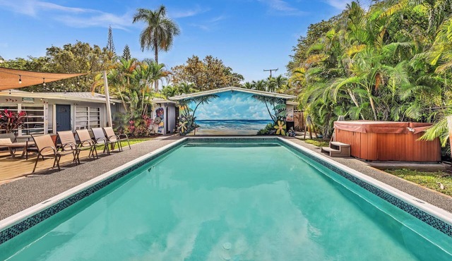 HOLLYWOOD CASTLE PALACE.7 BEDROOM 4 BATH POOL HOME .hot tub Close to beaches.