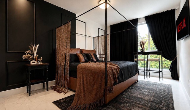 Hollywood Luxury Gem - 3 king beds - pool - gym - near ocean