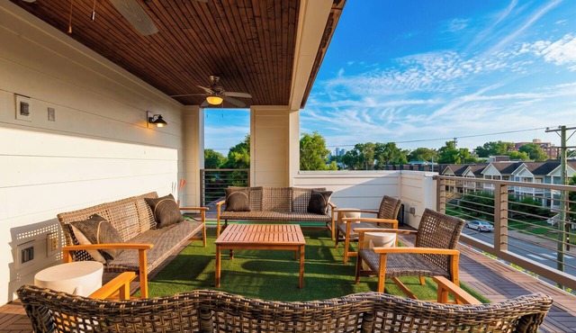 Hot Tub + Rooftop Lounge + Game Room | Buchanan Arts | The Mod Buchanan