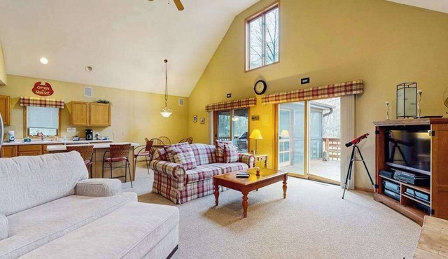 Ideally located home with screened porch, 7-min drive to Sand Valley Golf Resort