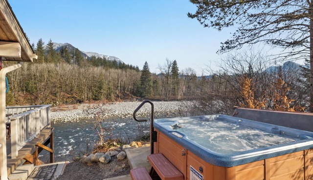 Jaybird Cabin- Tiny home with huge riverfront & mountain views!