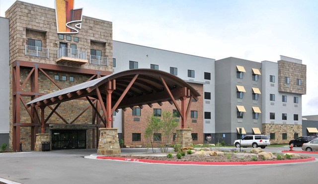 Kansas City Escape: Heated Pools, Whirlpool & Fitness Center | 3 Units