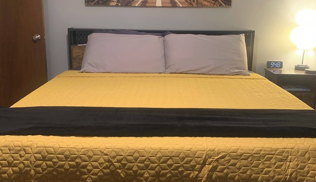 King Bed, game room minutes away from downtown, golf courses + BIG back yard