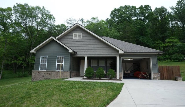 Knoxville Hills Family Getaway Near UT Knoxville and Downtown w. Gameroom + Yard