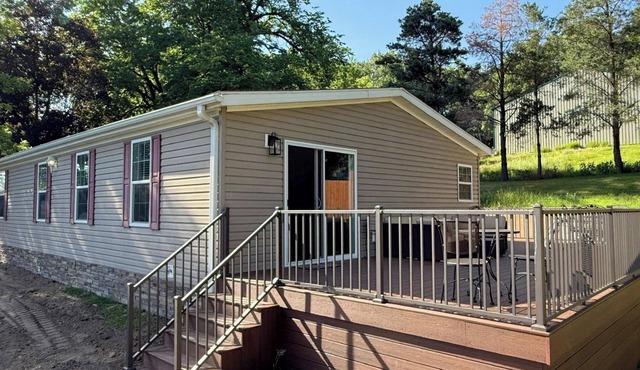 Lake Delhi Acreage w/Bunkhouse, Views & Parking