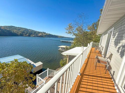 Lakefront Home-3BD/2.5BA/Dock/Grill/Firepit/Kayaks