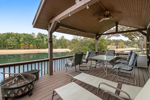 Lakefront Home Dock Covered Deck Fire Pit Dogs OK