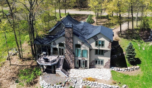 Lakefront Home Sleeps 20+ Perfect for Groups & Families