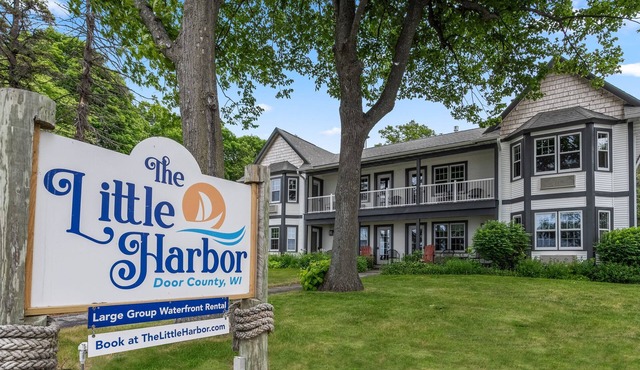 Lakefront! Sleep 32! Hot Tub, Game RM, Huge Yard!
