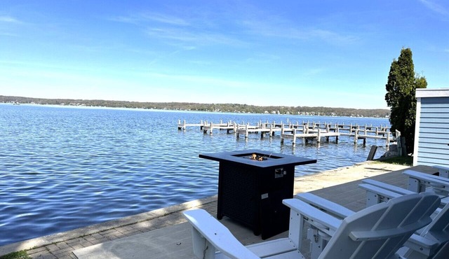Lakefront Views + Walk to Dining | Kayaks + Firepit