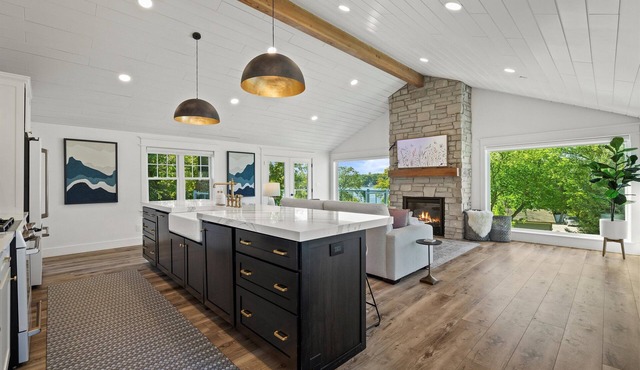 Lakeview Retreat: Main + Guest House, Sleeps 10