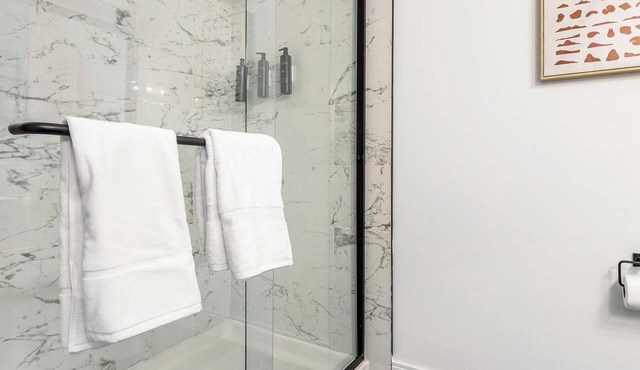 Landing | Chic 1BD, Yoga Studio, Gym