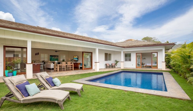 Lanikai Breeze: Beautiful Private Home w/Pool, Yard & AC - Walk to the Beach