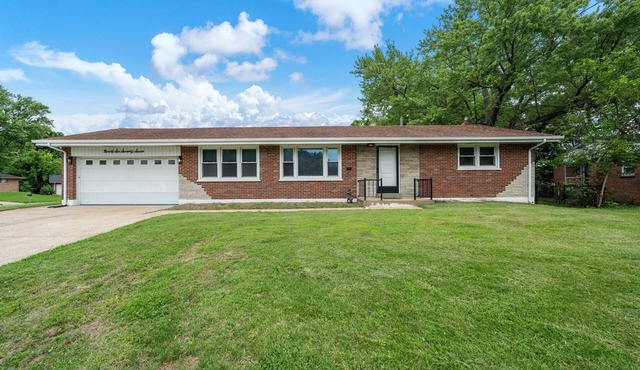 Large 4-bedroom house with Movie Theater and Entertainment in charming St. Louis