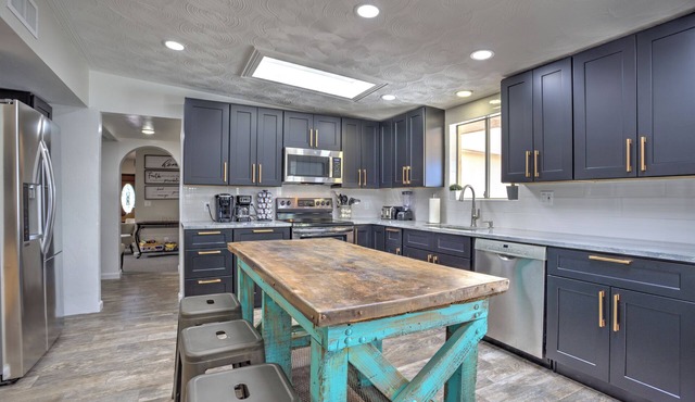 Large 7-bedroom, 4-bath house in NW Tucson - Pool, Pool Table, Sleeps 14+
