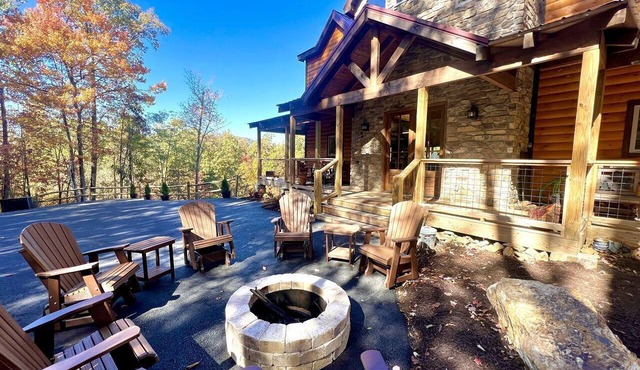 Lazy Bear Lodge (5-Bedroom Cabin) with Pool and Mountain in Walland, Tennessee