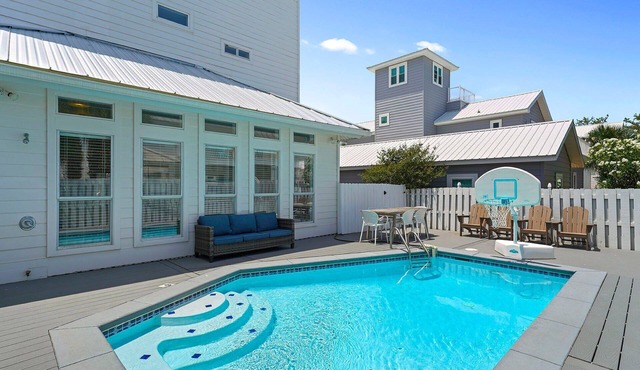 Lazy Bones - Vacation Home Near the Beach with Private Pool & Golf Cart
