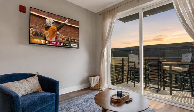 Lone Tree Pass | King Bed | Free Parking + Balcony
