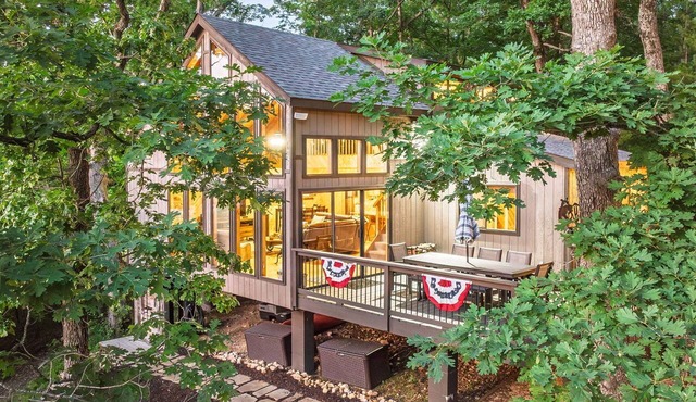 Longhorn Lakeside Chalet (Beach, Hot Tub, Kayaks)