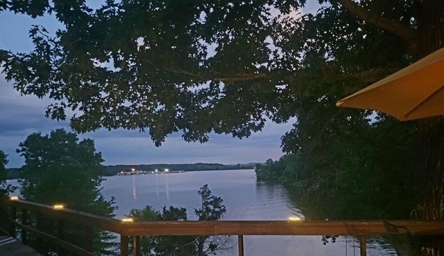 Low April nightly rate. sleeps 4 with boat dock on TN River/KY Lake