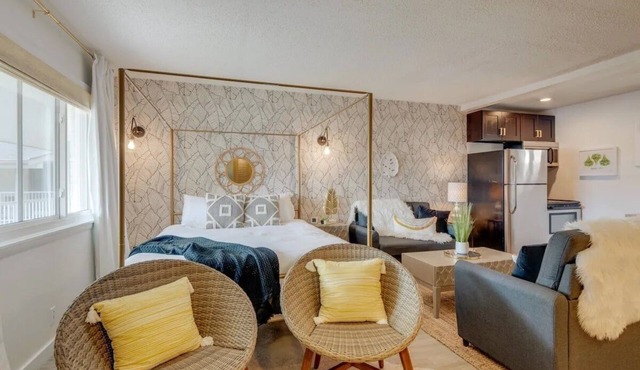 Luxe Studio in Music City near Downtown, Walkable to Great Restaurants & More!