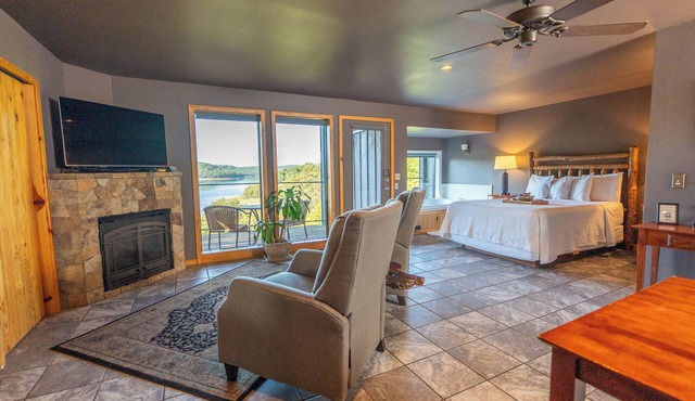 Luxurious Lakeview Cabin with Jetted Tub