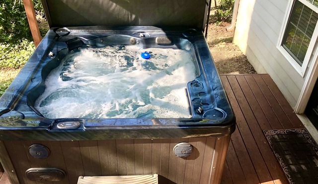 Luxurious Private Studio Get-away w/Hot Tub, Koi Pond & Fire Pit!