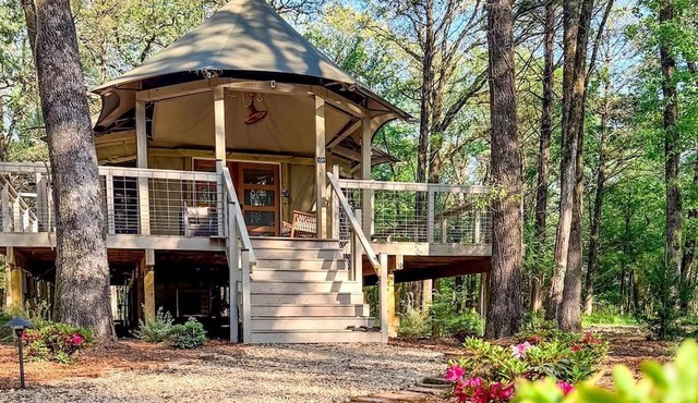 Luxurious Romantic Glamping Cabin with Outdoor Tub near Lake Fork in East Texas