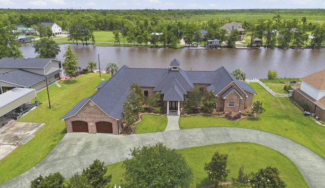 Luxury 3-Bedroom Waterfront Retreat Located on West Fork of Calcasieu River