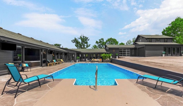 Luxury Estate w/Pool, Jacuzzi & Sauna Near Stadium