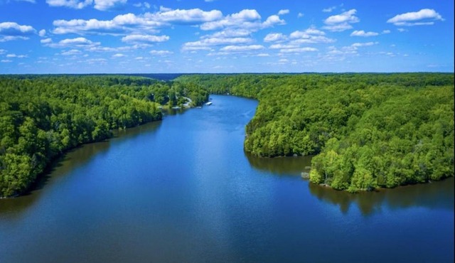 Luxury Lake Living- Pool , Fire Pit, Amenities home
