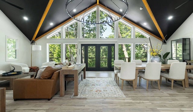 Luxury Lodge - 23 Min to Stadium - Sleeps 10