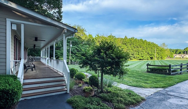 Mini Pointer | Dog Friendly, near Purina Farms, WashMO, Wedding venues
