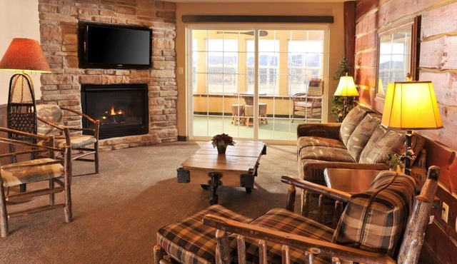 Mini Suite w/Heated Pool & Free Parking | 0.1mi to Conservancy Area