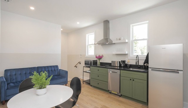 Minimalist Chic Guest House 10 mins from Broadway!