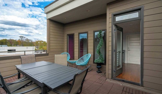 Modern 2 BDR Townhome Minutes from Downtown!